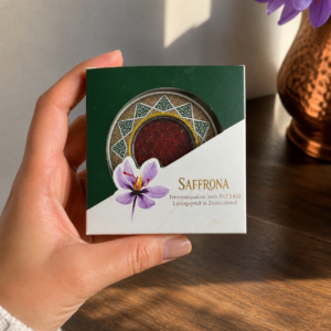 Handgehaltene Premium Safran Geschenkdose von SAFFRONA – Reale Größe und luxuriöse Haptik des 1g Saffron Geschenks