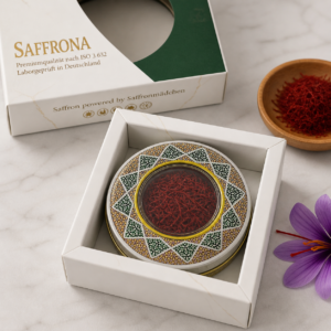 Geöffnete Premium Safran Geschenkdose mit tiefroten Fäden – Einblick in das Aroma-Safe Design zum Schutz vor Luftfeuchtigkeit