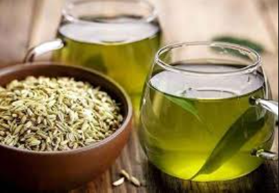 Safran Kräuterinfusion in einer Keramiktasse mit goldgelber Farbe, kombiniert mit milden Kräutern als ruhiges Abendritual.