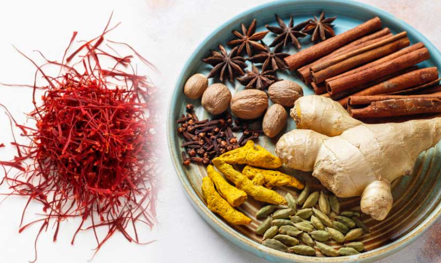 Safran Milch mit Gewürzen in einer Tasse, goldgelbe Farbe mit Safranfäden, Zimtstange und Kardamom als wärmendes Wintergetränk.