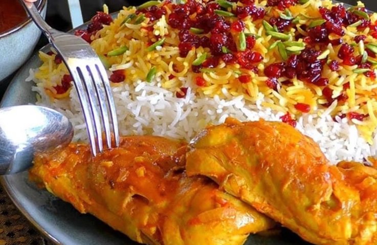 Safranreis mit Huhn – goldgelber Safranreis mit saftigem Hähnchenfleisch