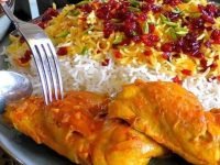 Safranreis mit Huhn – goldgelber Safranreis mit saftigem Hähnchenfleisch